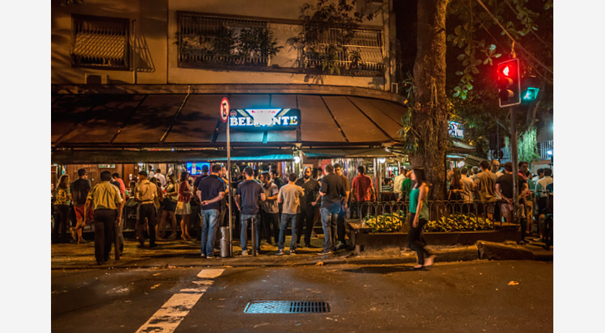 Galera em frente ao Belmonte Leblon