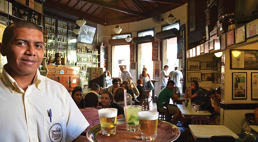 Garçom com bandeja de chopps no Armazém São Tiago