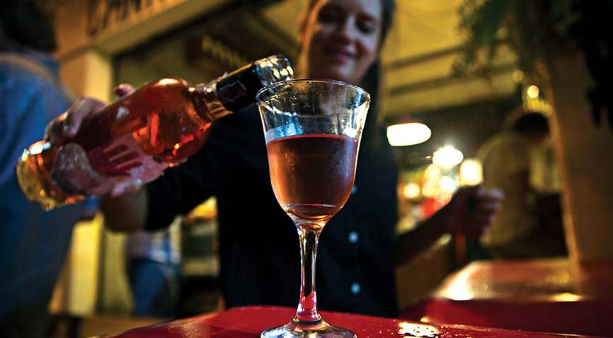 Canastra Bar, em Ipanema, estabelecimento de franceses que souberam fazer a tradução precisa do clima informal do Rio de Janeiro.