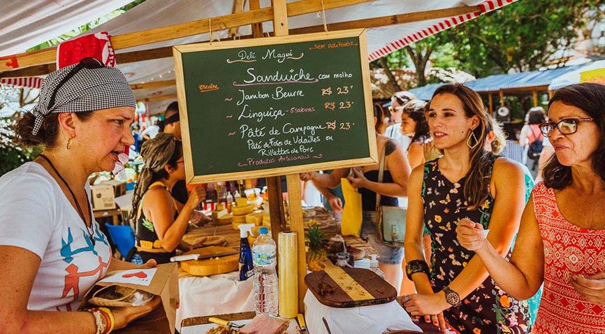 Os pequenos produtores da Junta Local retornam à Rua Capistrano de Abreu junto com os restaurantes parceiros do Polo Botafogo, que utilizarão ingredientes elaborados pelos expositores.